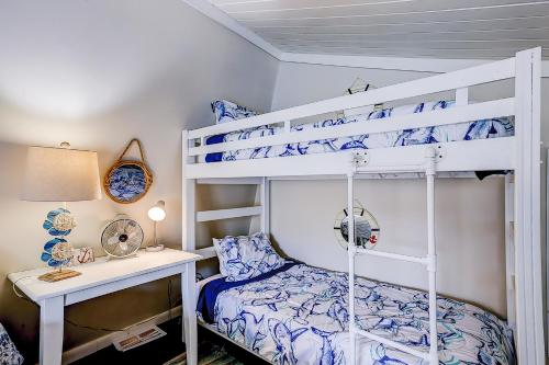埃迪斯托艾兰Driftwood Villa - 269的一间卧室配有两张双层床和一张书桌