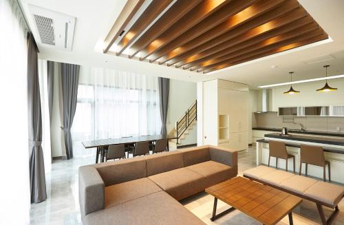 平昌Pyeongchang The White Hotel的客厅配有沙发和桌子