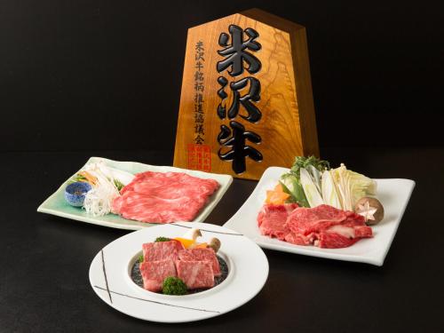 米泽市Onogawa Onsen Kajikaso的两盘食物,有肉和蔬菜放在桌上