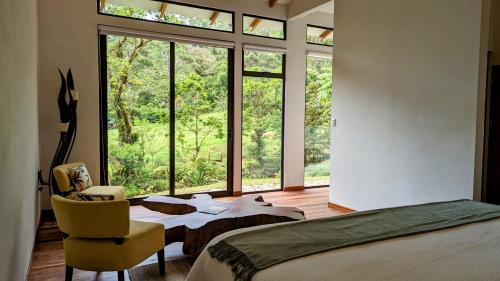 蒙泰韦尔德哥斯达黎加UNFORGETTABLE PLACE,Monteverde Casa Mia near main attractions and town的一间卧室设有一张床和一个大窗户
