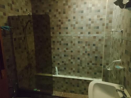 特尔马斯德里奥翁多La tranquila termal的带淋浴、水槽和镜子的浴室