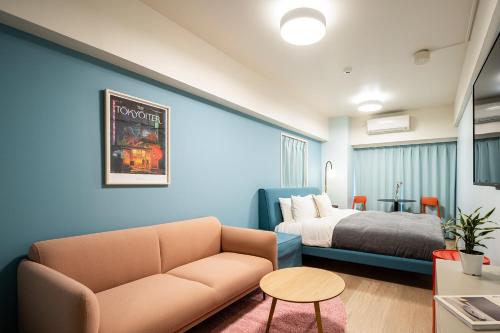 东京Section L Hamamatsucho的客厅配有沙发和1张床