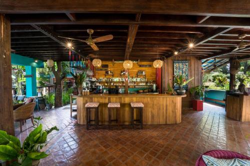 琅勃拉邦奥克流特克湄公河别墅酒店的餐厅设有带凳子的酒吧