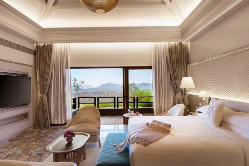 乌代浦Mementos by ITC Hotels, Ekaaya, Udaipur的一间酒店客房,设有一张大床和一个大窗户