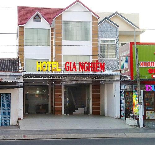 Ấp Trà KhaKhách sạn Gia Nghiêm的前面有标志的酒店加油站