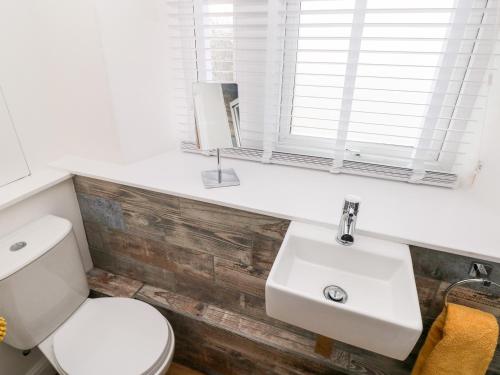 桑德斯富特Star Cottage的浴室配有白色卫生间和盥洗盆。