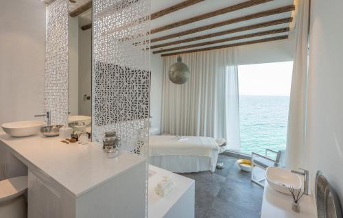 阿布扎比Nurai Island, Saadiyat的海景白色浴室