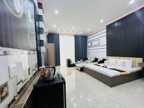 芹苴Đại Quang Hotel的一间卧室配有一张大床和一张沙发