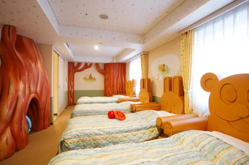 千岁千岁站酒店的一只泰迪熊的房间四张床位