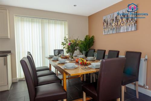 莱斯特Syster Properties Serviced Accommodation Leicester 5 Bedroom House Glen View的一间带桌椅的用餐室