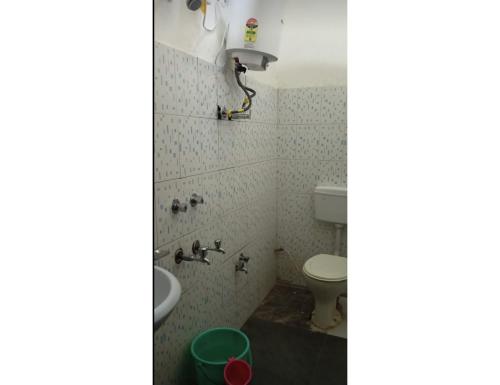 乌德尔格希Hotel Krish Motel and Restaurant, Uttarkashi的一间带卫生间和水槽的浴室