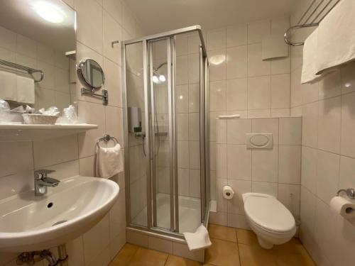 艾汀沙尔麦鲍姆公寓酒店的带淋浴、盥洗盆和卫生间的浴室