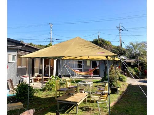 日南Guesthouse Nichinan - Vacation STAY 46738v的房屋前的帐篷,配有桌椅