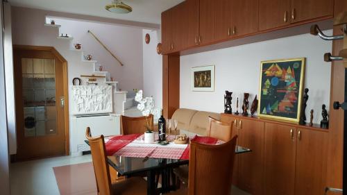 斯库台The Blacksmith's Suite的一间带桌椅的用餐室和一间厨房
