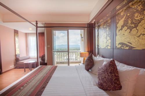 七岩广阔太平洋君主Spa度假酒店的一间卧室设有一张大床和一个大窗户