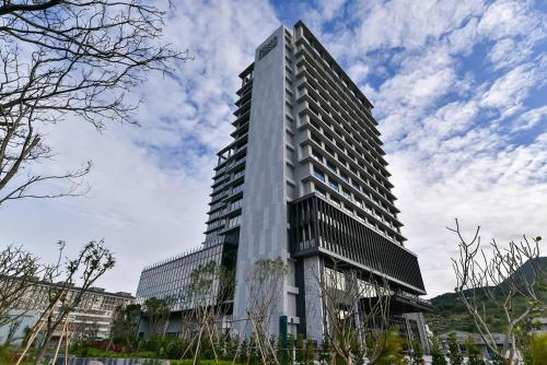 八里八里福朋喜来登酒店的一座高大的建筑,旁边有很多窗户