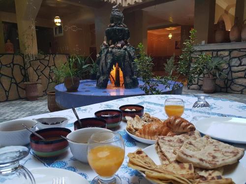 廷吉尔Riad Lalla的一张桌子,上面有一盘食物和雕像