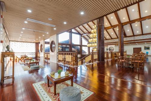 上饶三清山远洲酒店的大型客房铺有木地板,设有大型天花板。