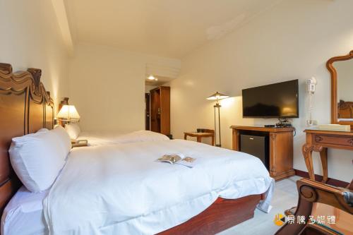 礁溪春和大饭店的配有一张床和一台平面电视的酒店客房