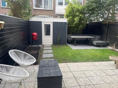 海牙De Boetz的后院设有野餐桌和长凳