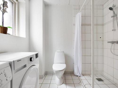 哥本哈根Sanders Constantin - Chic Two-Bedroom Apartment With Balcony的白色的浴室设有卫生间和淋浴。