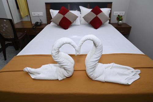 布莱尔港HOTEL COSTA LAND的床上有两条天鹅形毛巾