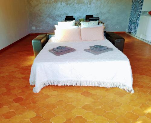 Villaggio TedeschiLa Casa的一间卧室配有一张床,上面有两条毛巾