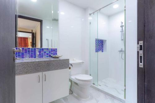 芭堤雅市中心Citismart Residence的一间带卫生间和玻璃淋浴间的浴室