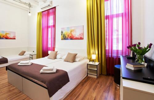 萨格勒布艺术风格酒店的酒店客房配有两张床和一张书桌