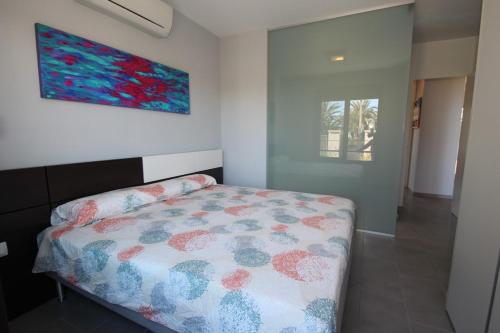 奥里韦拉斯科斯塔Casa D'Alessandro的卧室配有一张床,墙上挂有绘画作品