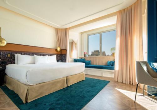 瓦伦西亚Only YOU Hotel Valencia的一间卧室设有一张大床和一个大窗户