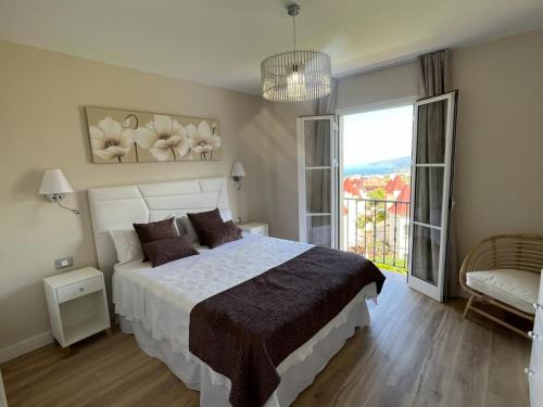 圣乌尔苏拉La Quinta Paradise的一间卧室设有一张床和一个大窗户