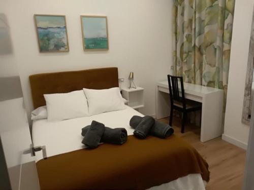 马德里Apartamento Roco的一间卧室配有一张带桌子和椅子的床