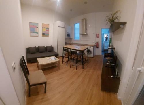 马德里Apartamento Roco的客厅配有沙发和桌子