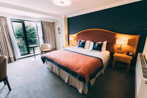 肯尼迪山新镇美仑酒店的酒店客房设有一张床和一个大窗户
