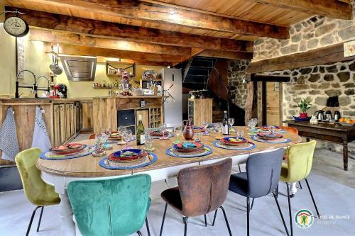RochepauleLe Cocon du Vivarais的厨房配有大桌子和椅子。