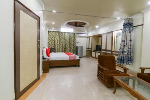 坎普尔Hotel Kanha Classic, Kanpur的酒店客房设有床和客厅。