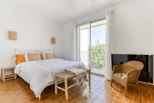 勒格劳德阿格德Villa Cavi - Olivier的白色的卧室设有床和大窗户