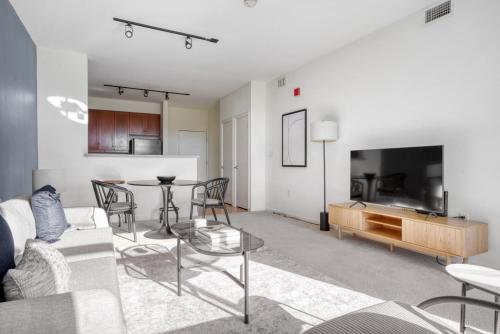 San Jose 1br w wd gym pool nr Caltrain SFO-1154的休息区