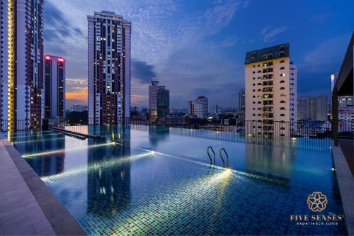 吉隆坡Chambers Kuala Lumpur by Five Senses的建筑物屋顶上的游泳池
