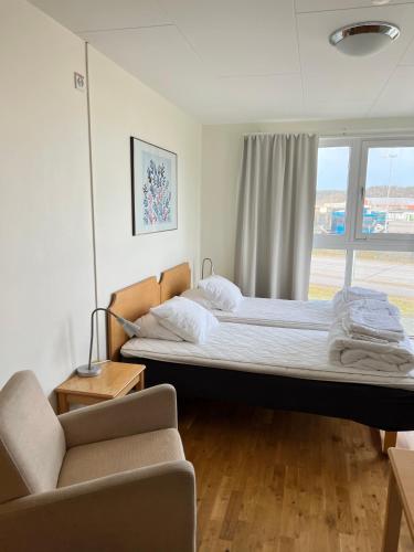 孔斯巴卡范德拉赫木纳特莫萨恩酒店的一间卧室配有一张床、一张沙发和一个窗口