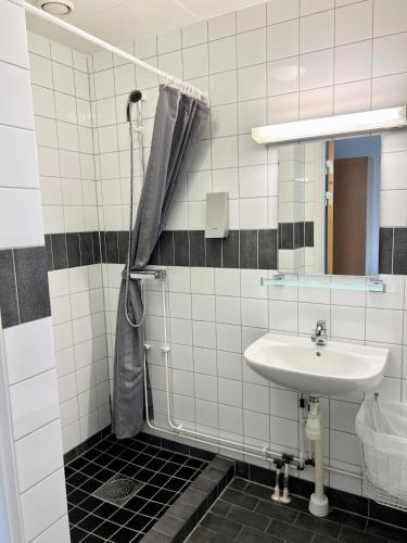 孔斯巴卡范德拉赫木纳特莫萨恩酒店的一间带水槽和淋浴的浴室