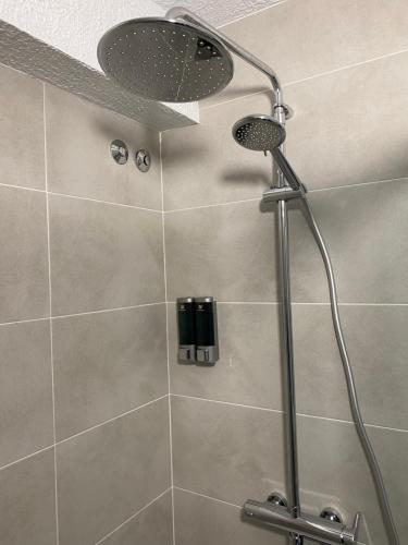 阿利坎特El Patio Hostal的浴室内配有淋浴和头顶淋浴