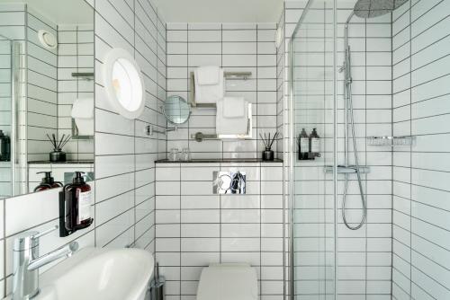 利丁厄洛维克别墅酒店的带淋浴、卫生间和盥洗盆的浴室