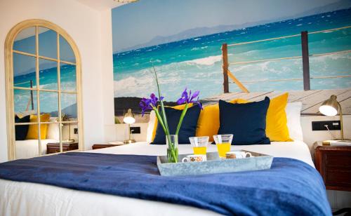 桑亨霍Luxury Singular Villa Canelas的一间卧室配有一张带两杯橙汁的床