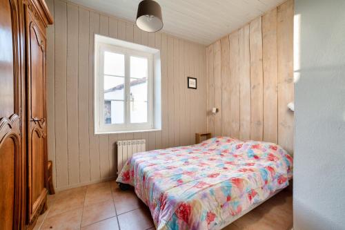 诺亚芒提亚Jolie Maison à Noirmoutier-en-ile pour 4 personnes的一间小卧室,配有床和窗户