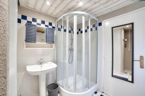 诺亚芒提亚Jolie Maison à Noirmoutier-en-ile pour 4 personnes的带淋浴和盥洗盆的浴室