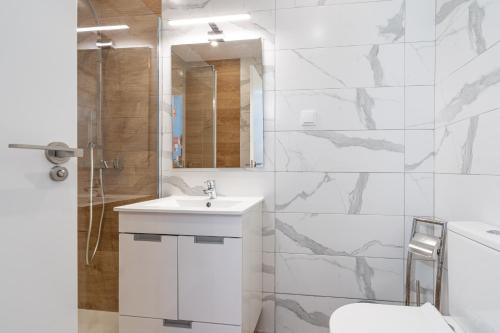 阿尔布费拉Apartamentos Old Town by Umbral的白色的浴室设有水槽和淋浴。