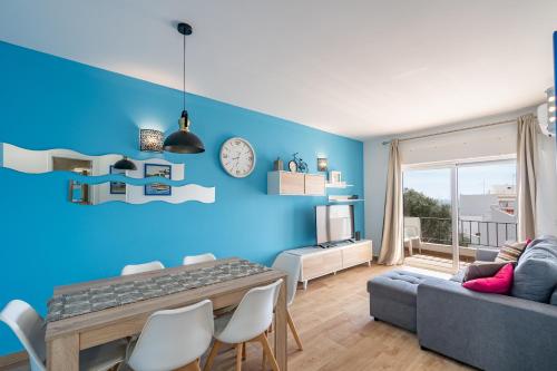 阿尔布费拉Apartamentos Old Town by Umbral的客厅拥有蓝色的墙壁和桌椅