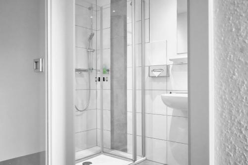 莫里茨堡艾森贝格尔霍夫酒店的带淋浴和盥洗盆的浴室